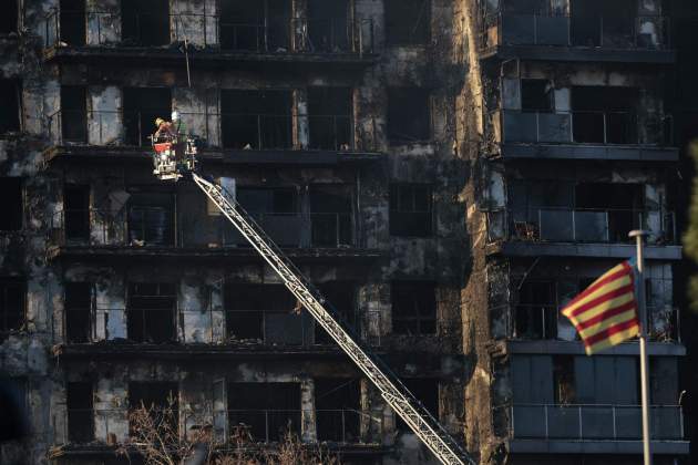 Incendi Valencia matí bombers treballen  Efe