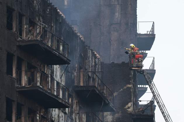 Incendi Valencia mañana bomberos trabajan Efe