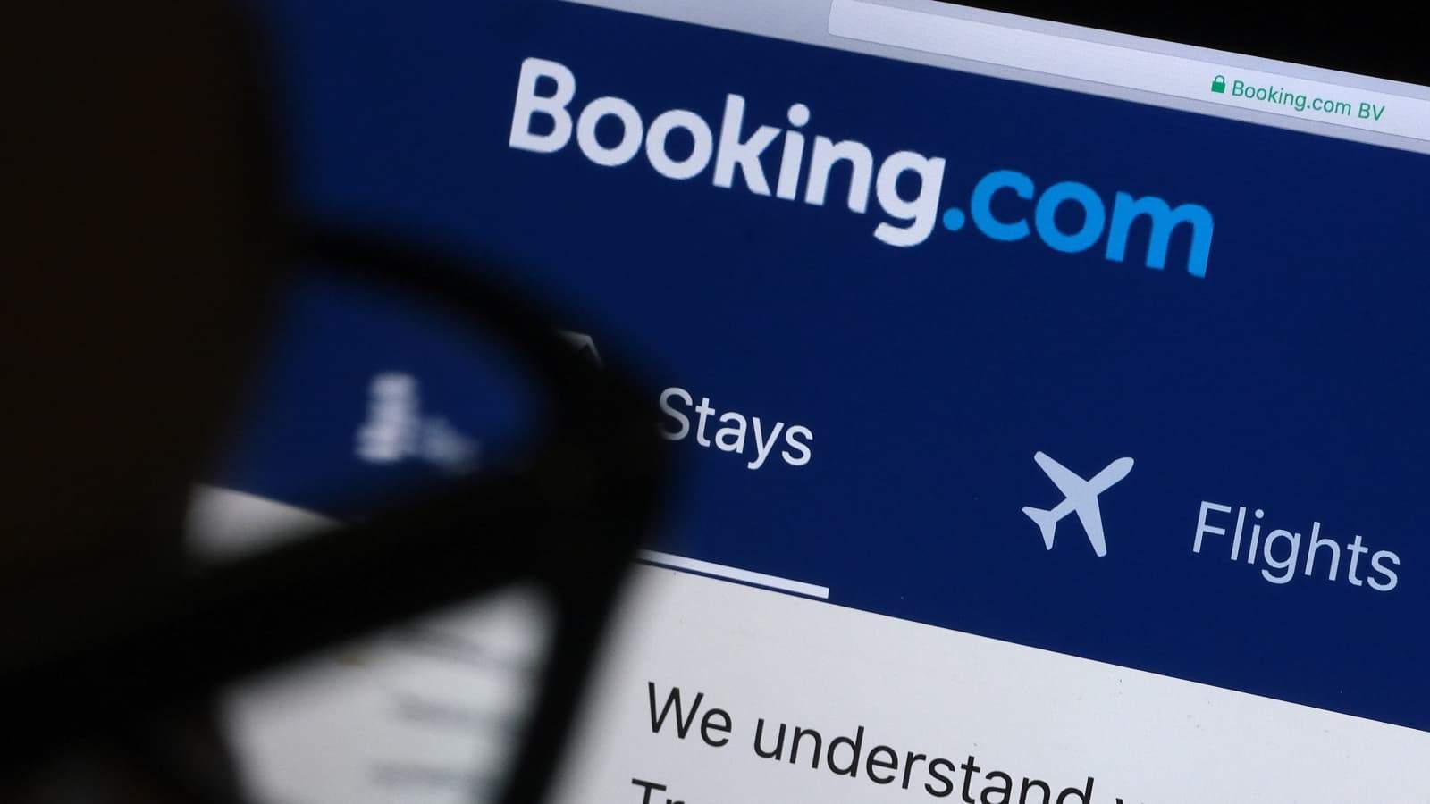 Booking es nega a retornar els diners als clients obligats a cancel·lar les reserves per la DANA