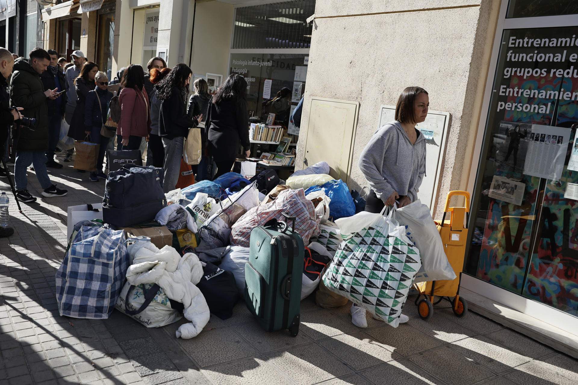 Veïns llevan ropa para|por los afectados del incendio de Valencia Efe