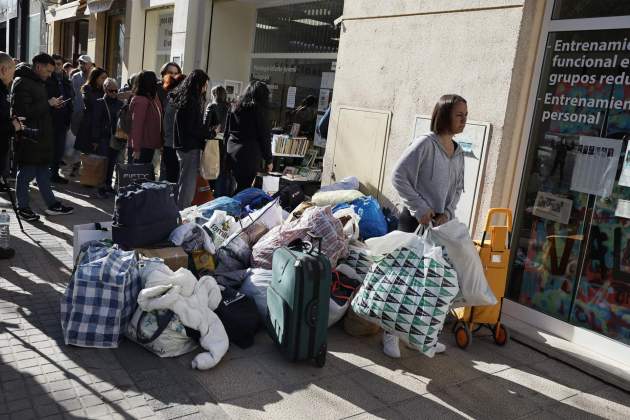 Veïns porten roba pels afectats de l'incendi de València Efe