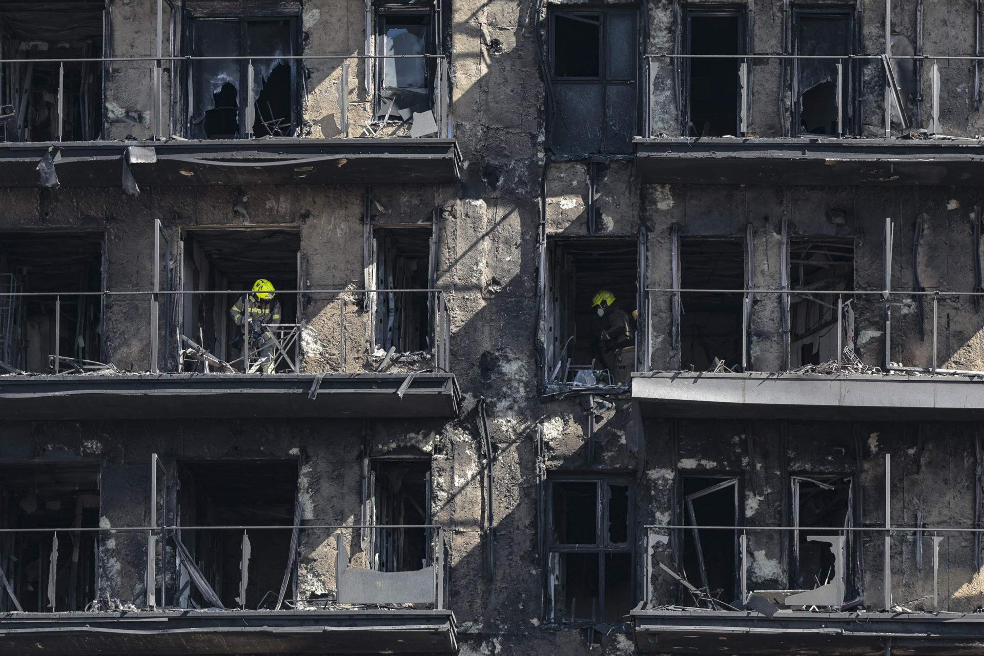 bomberos en el interior del edificio de VAlència