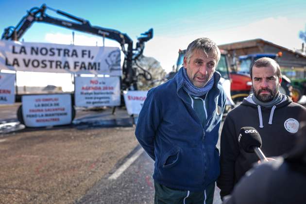 Pagesos cortan cuello|garganta Ares, Ripolles / ACN, Jordi Borras Pagesos cortan cuello|garganta Ares, Ripolles / ACN, Jordi Borras