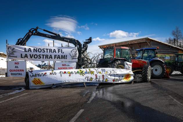 Pagesos cortan cuello|garganta Ares Ripolles / ACN - Jordi Borràs Pagesos cortan cuello|garganta Ares Ripolles / ACN - Jordi Borràs