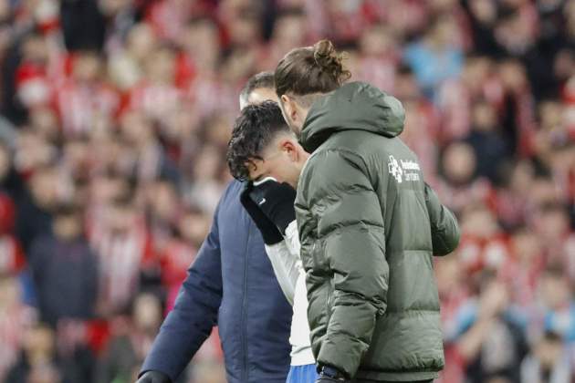 Pedri, decebut després de patir una lesió en el Athletic Club - Barça / Foto: EFE
