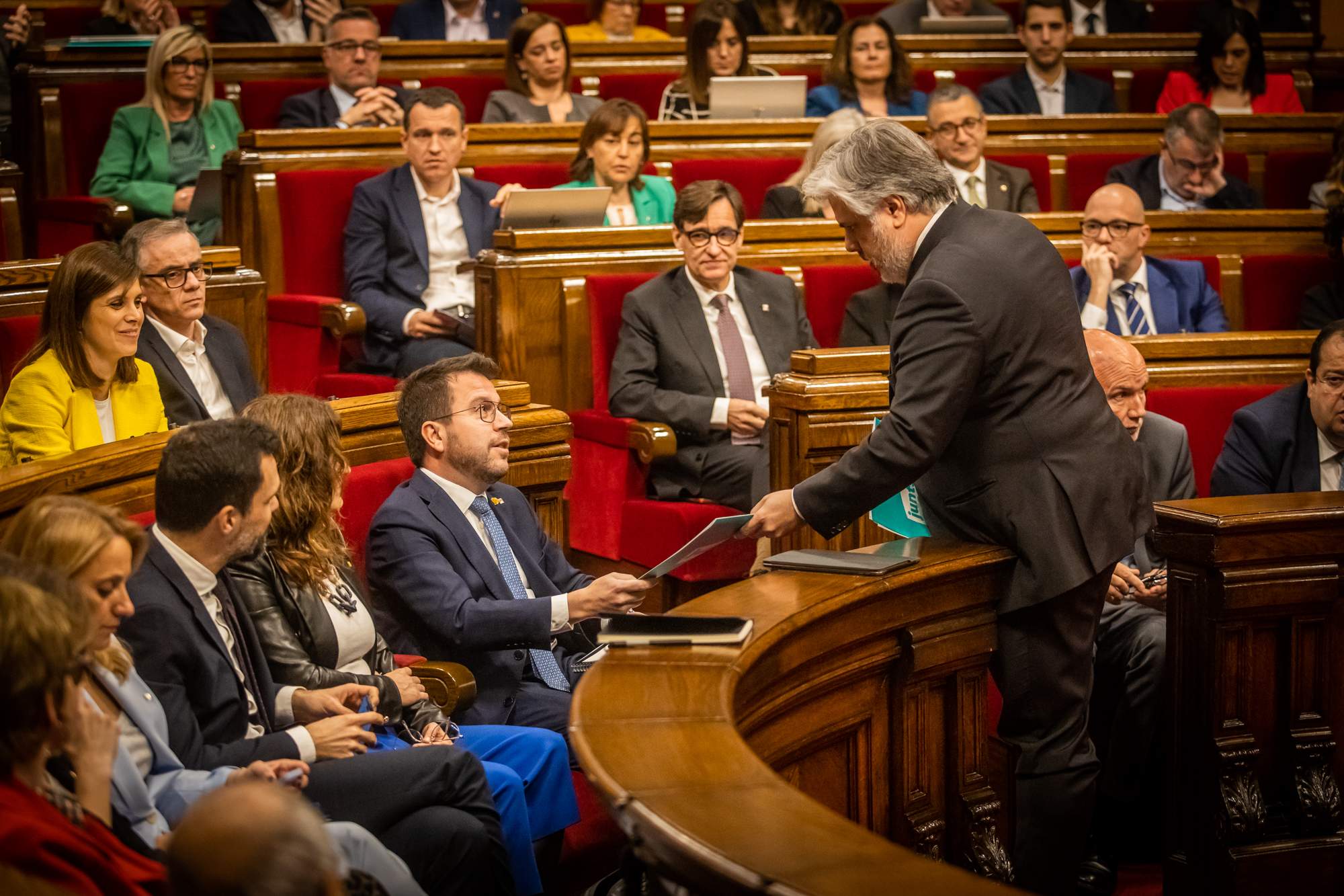 Albert Batet lliurant la última oferta de Junts al president Aragonès en el marc de la negociació dels pressupostos