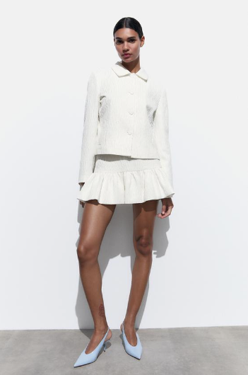 Esta blazer de Zara con efecto brillo parece sacada de la pasarela de la moda de Nueva York