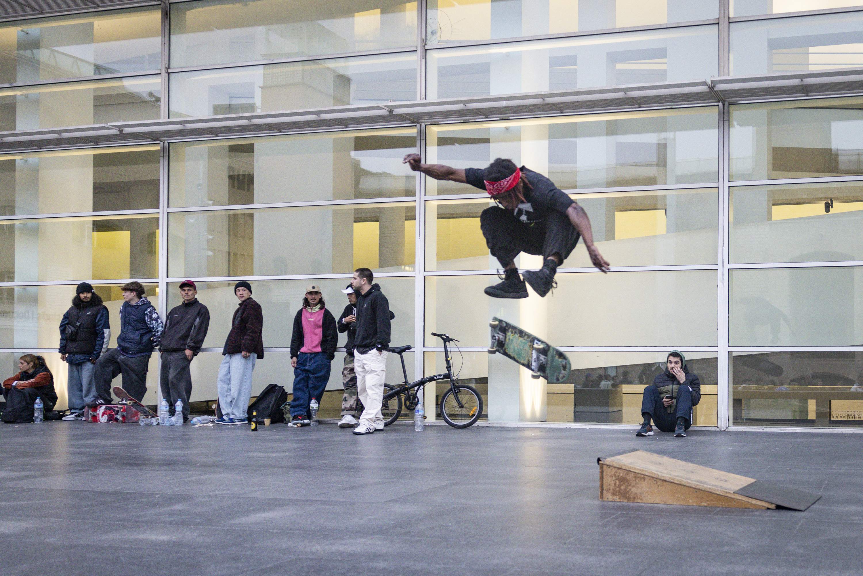 Skaters d’arreu del món sumen esforços per evitar la seva marxa de la plaça dels Àngels