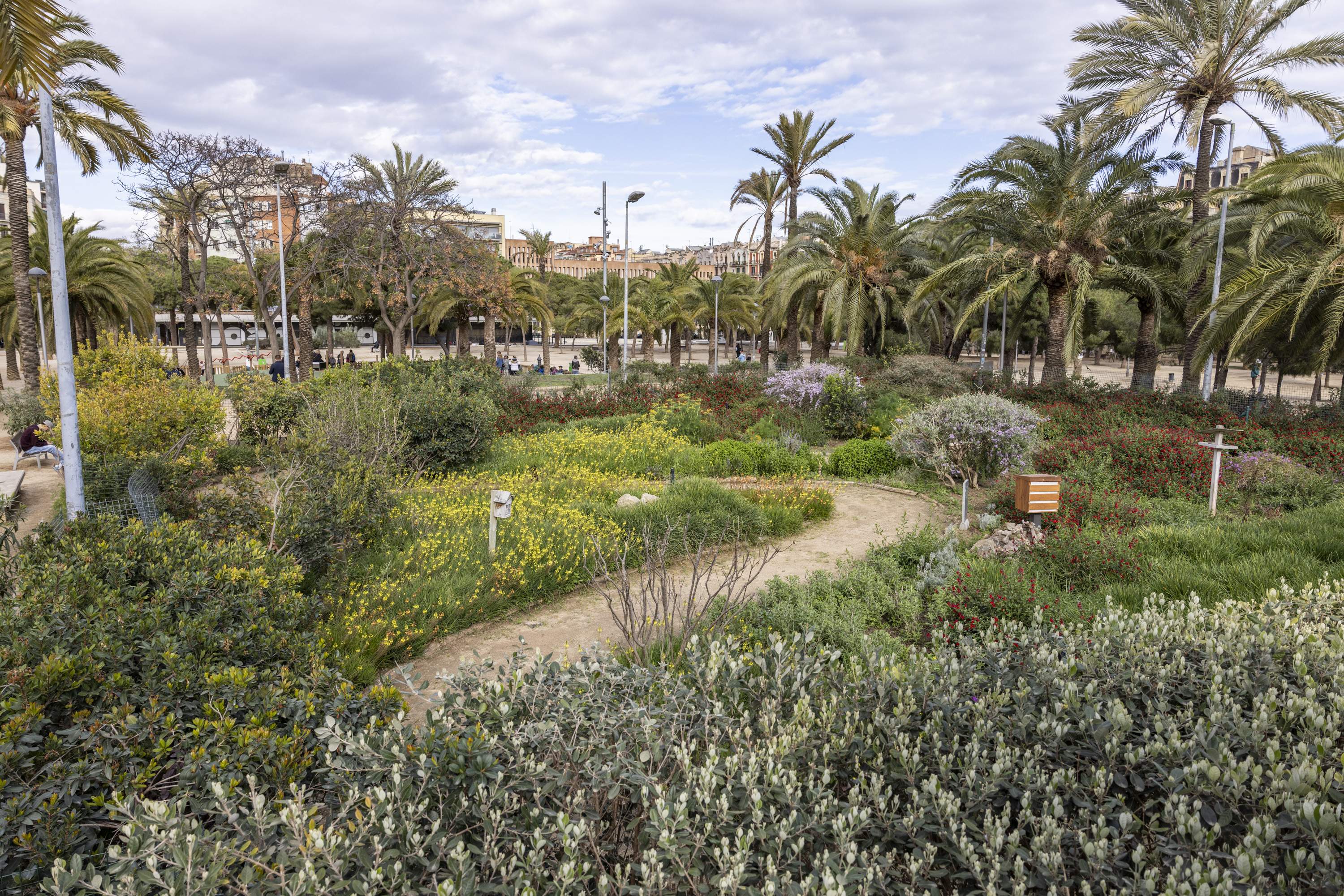 Levantan la multa de 500 euros a la vecina por una pintada contra la ocupación del parque Joan Miró