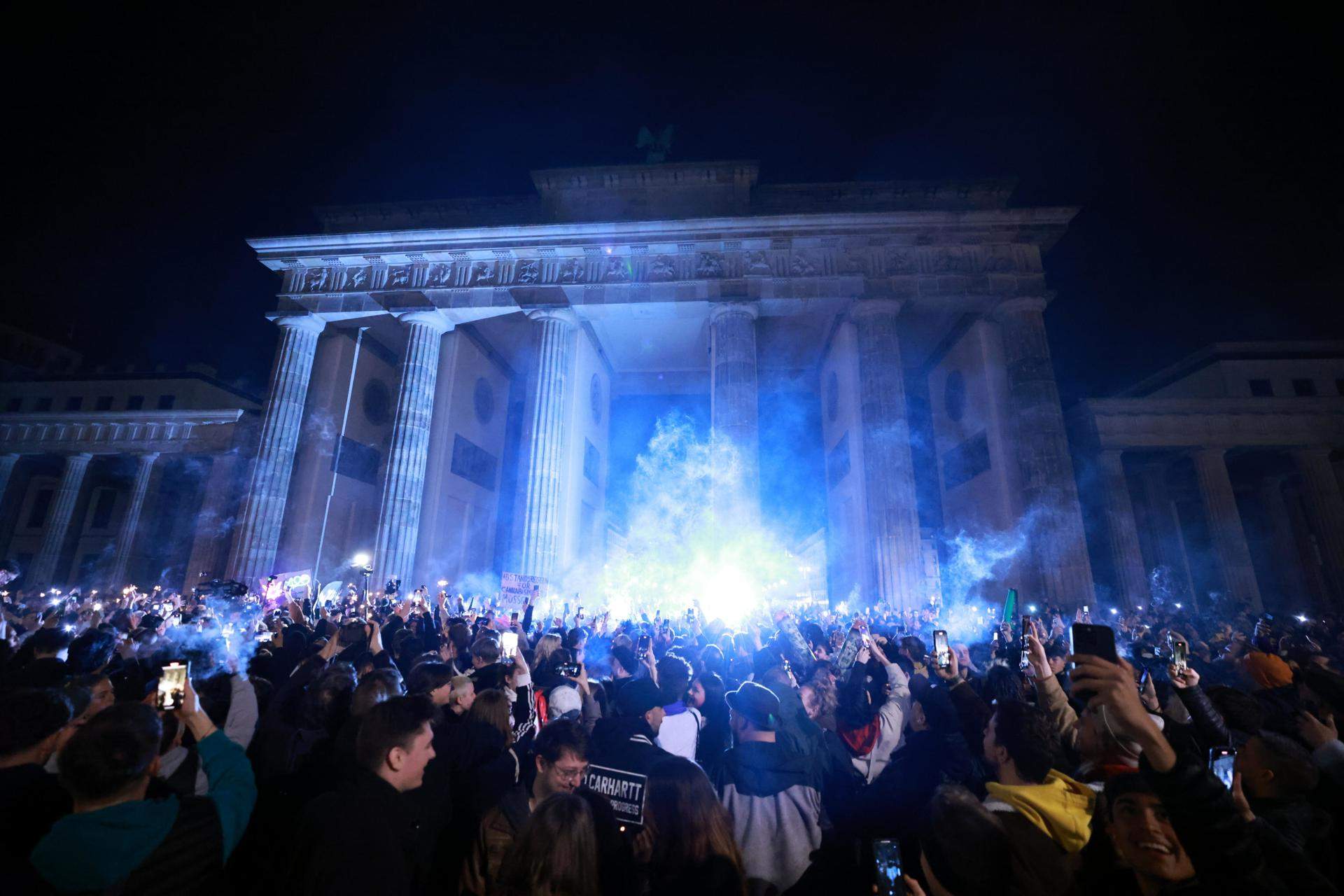 Berlin celebració legalització cannabis / Foto: EFE - Clemens Bilan