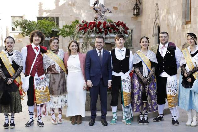 El president de la Generalitat, Pere Aragonès, amb la seva dona, Janina Juli (4i), posa amb les Pubilles i Hereus de Catalunya 2023, EFE