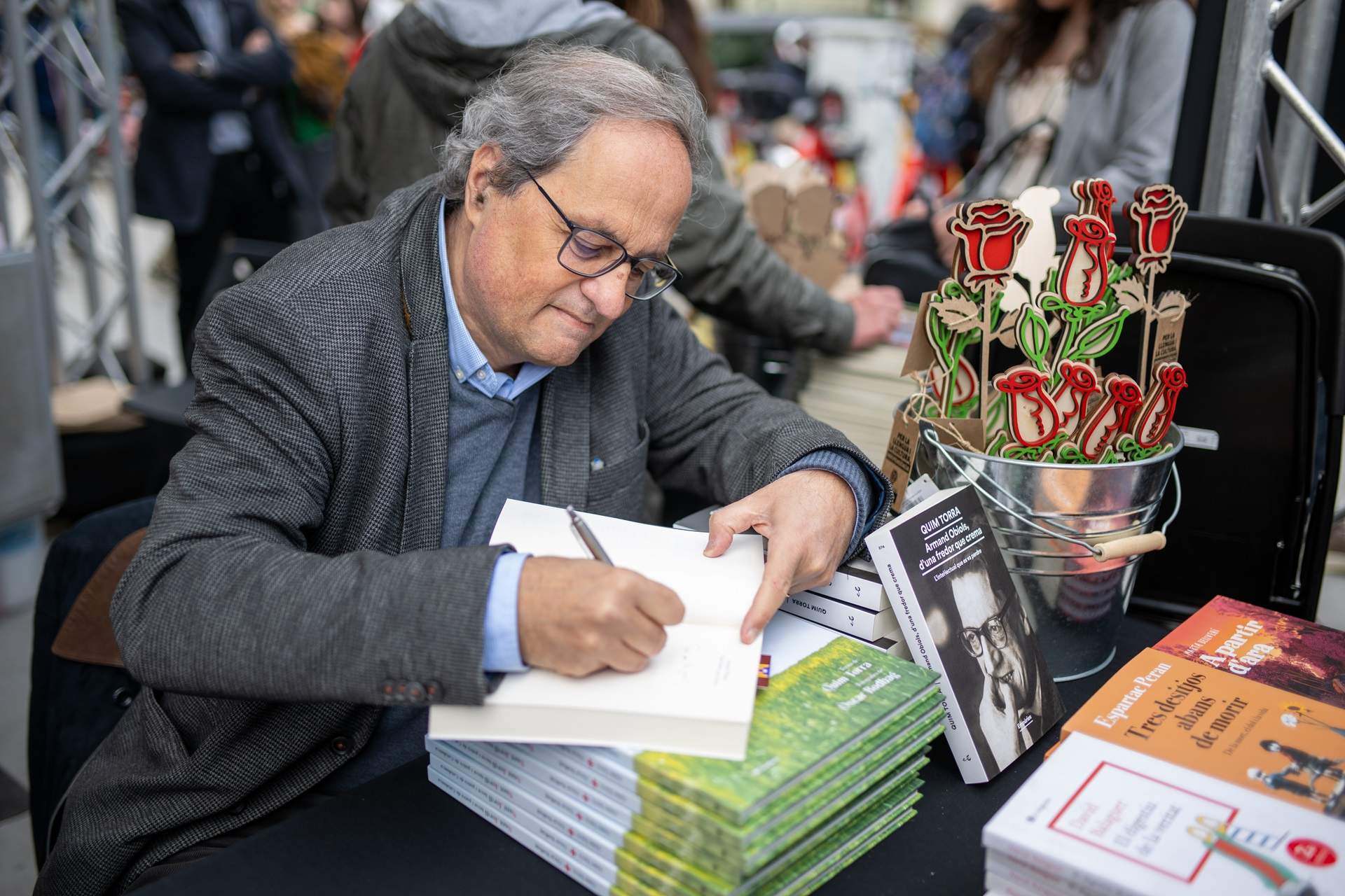 Quim Torra signant llibres Sant Jordi