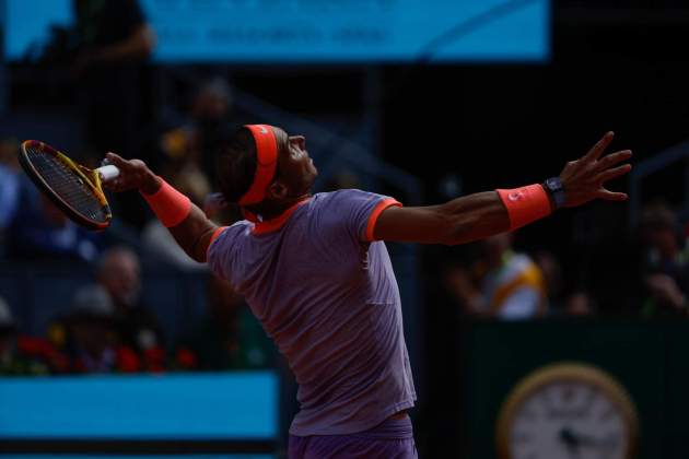 Rafa Nadal sirve durante el Masters 1000 de Madrid / Foto: EFE