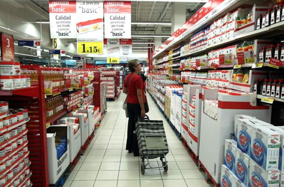 Una consumidora fent la compra al supermercat. Europa Press