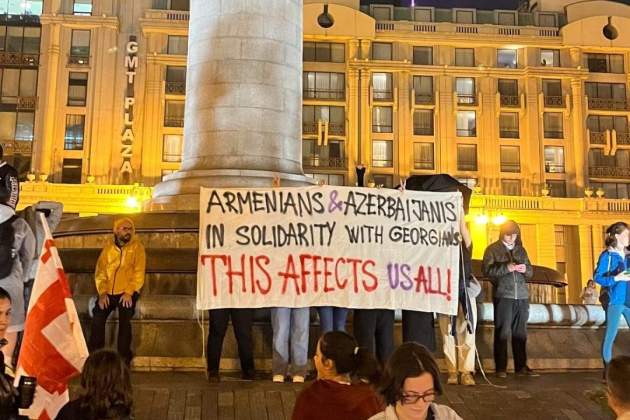 Ciutadans armenis i àzeris mostren el seu suport als manifestants georgians a Tbilissi aquest divendres a la nit / Cedida