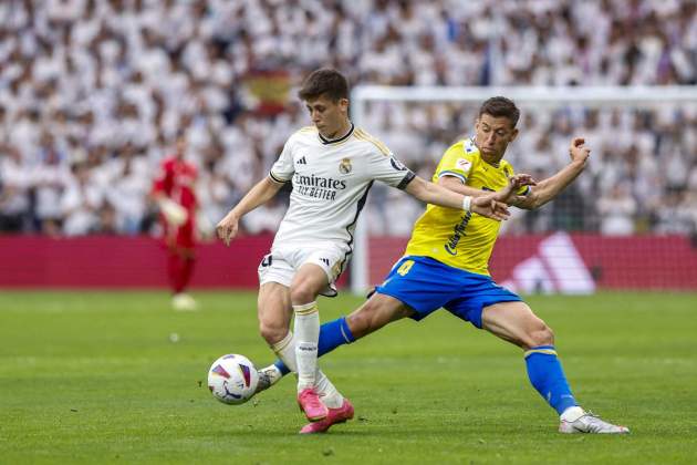 Cremi Güler intenta donar un passi|pas durant el Reial Madrid - Cadis / Foto: EFE