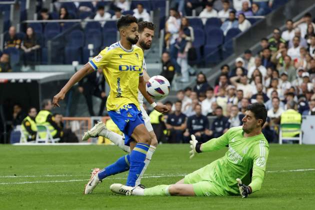 Thibaut Courtois evita un gol de Chris Ramos al Cadis - Reial Madrid / Foto: EFE