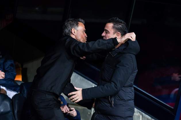 Luis Enrique i Xavi Hernández se saluden abans del PSG - Barça / Foto: Europa Press