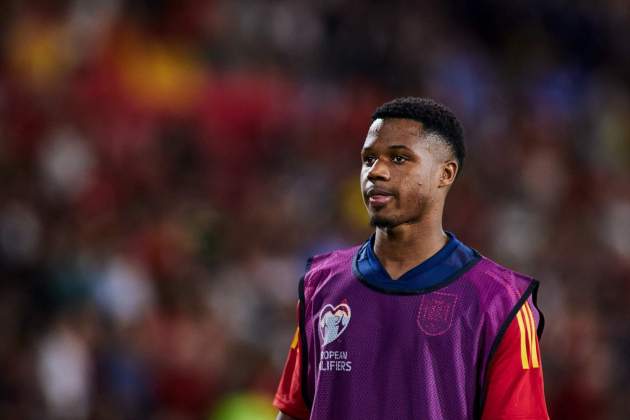 Ansu Fati preocupado durante un partido de la selección española / Foto: Europa Press