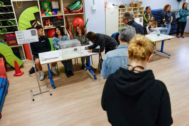 Constitució meses eleccions catalunya Escola Els Pins de Cornellà de Llobregat foto carlos baglietto