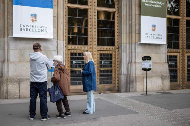 Ciutadans esperant per votar a les portes de la UB / Foto Europa Press