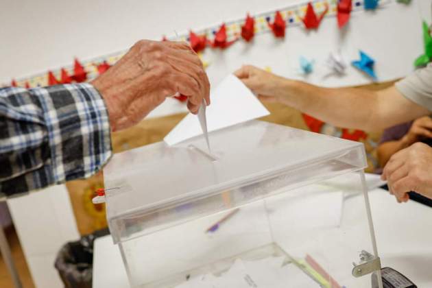 eleccions catalunya 12 m votacions urnes paperetes foto carlos baglietto