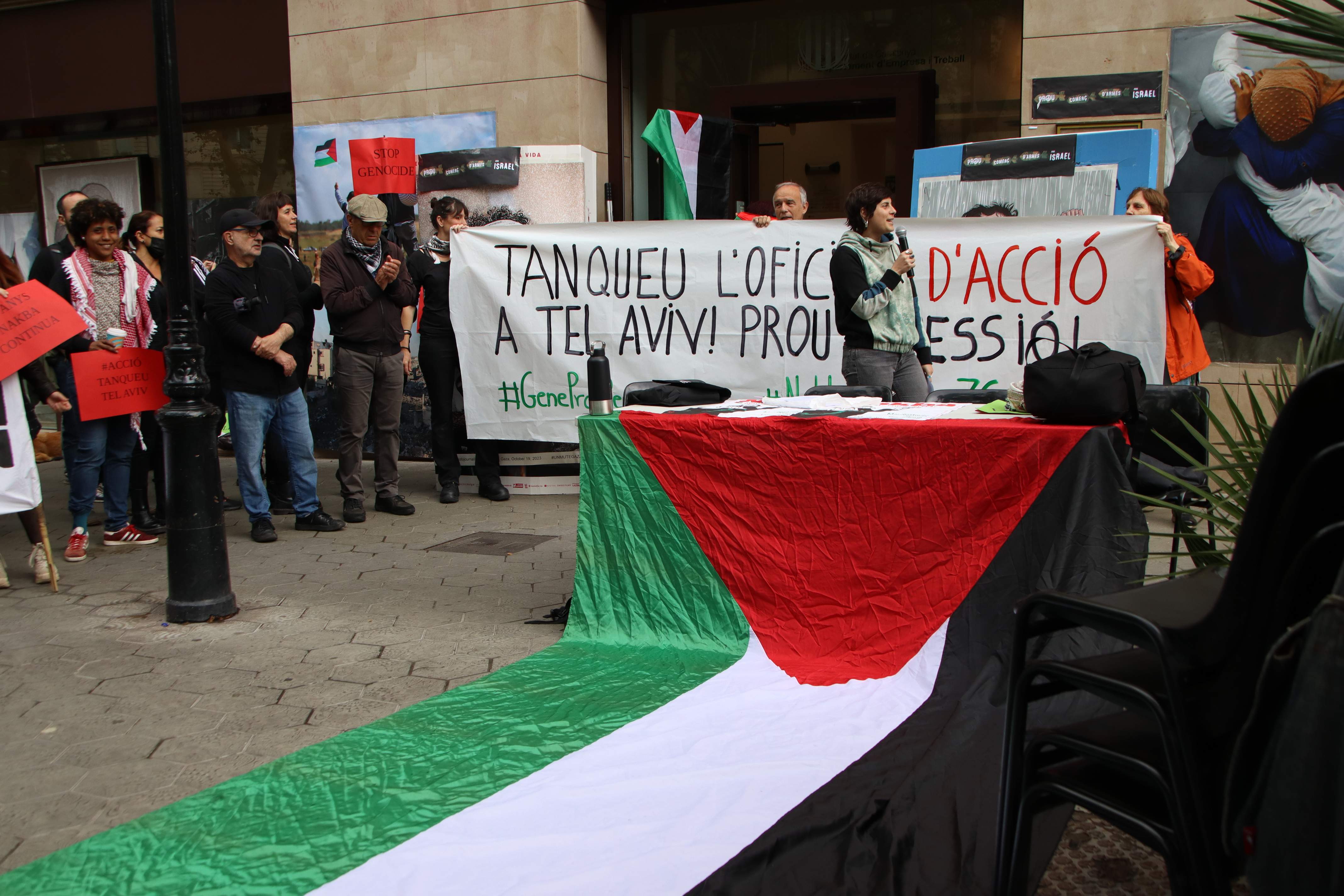 Activistas ocupan la sede de ACCIÓ para exigir la ruptura de relaciones con Israel