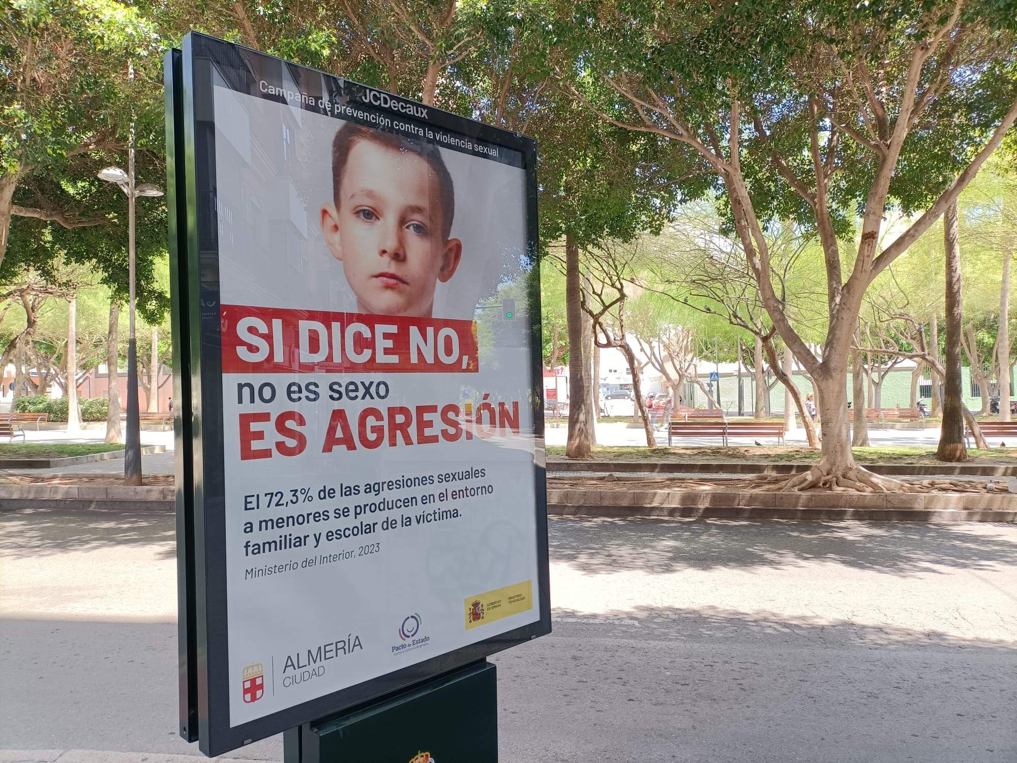 Polémica en Almería: el ayuntamiento retira una campaña muy criticada contra las agresiones sexuales a menores