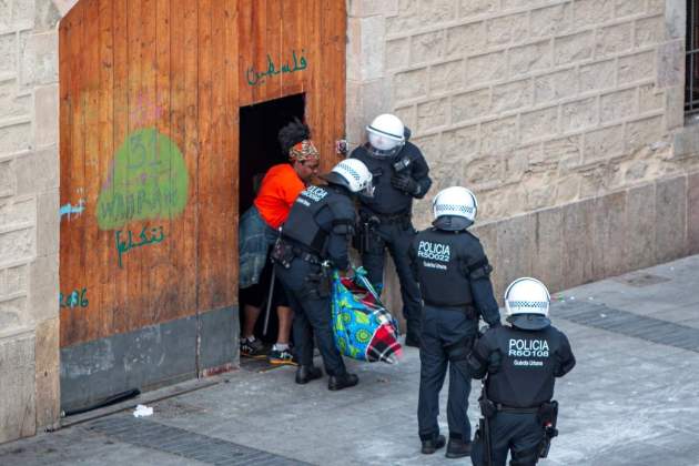 Momento del desalojo de La Tancada de Barcelona / Xavi Hurtado