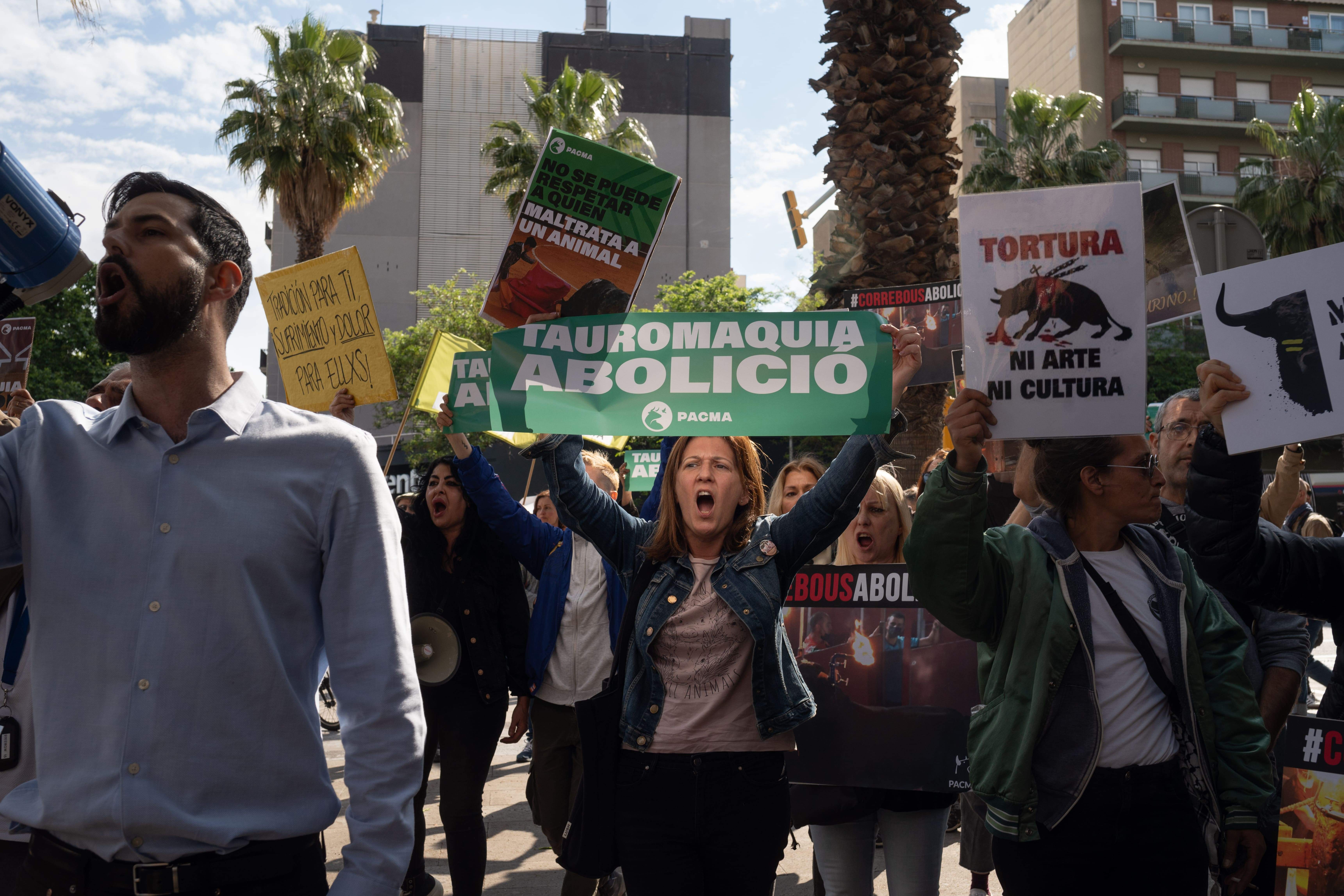 Animalistas protestan en La Monumental contra la polémica fiesta taurina