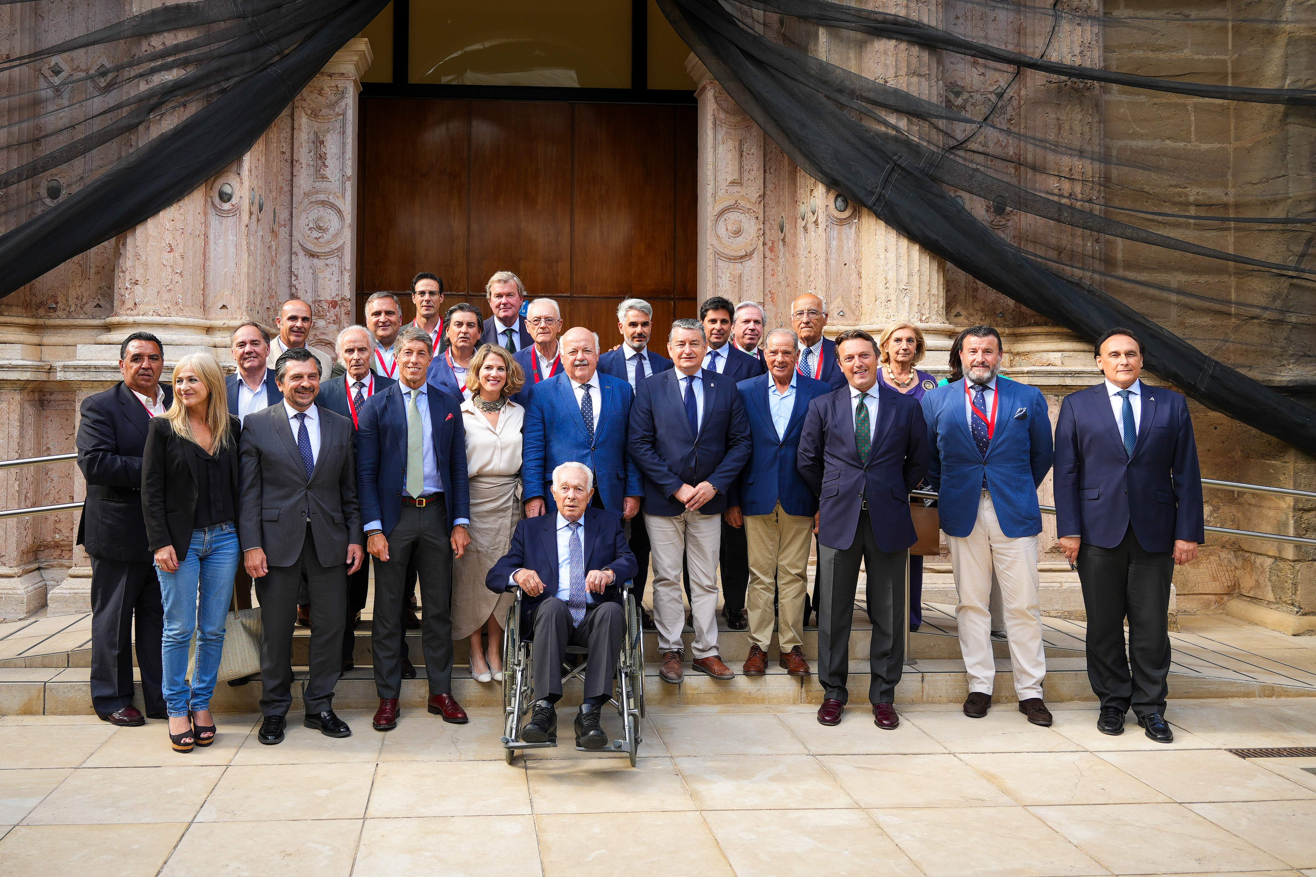 El president del Parlament Andaluz, Jesús Aguirre, amb representants del món del toro