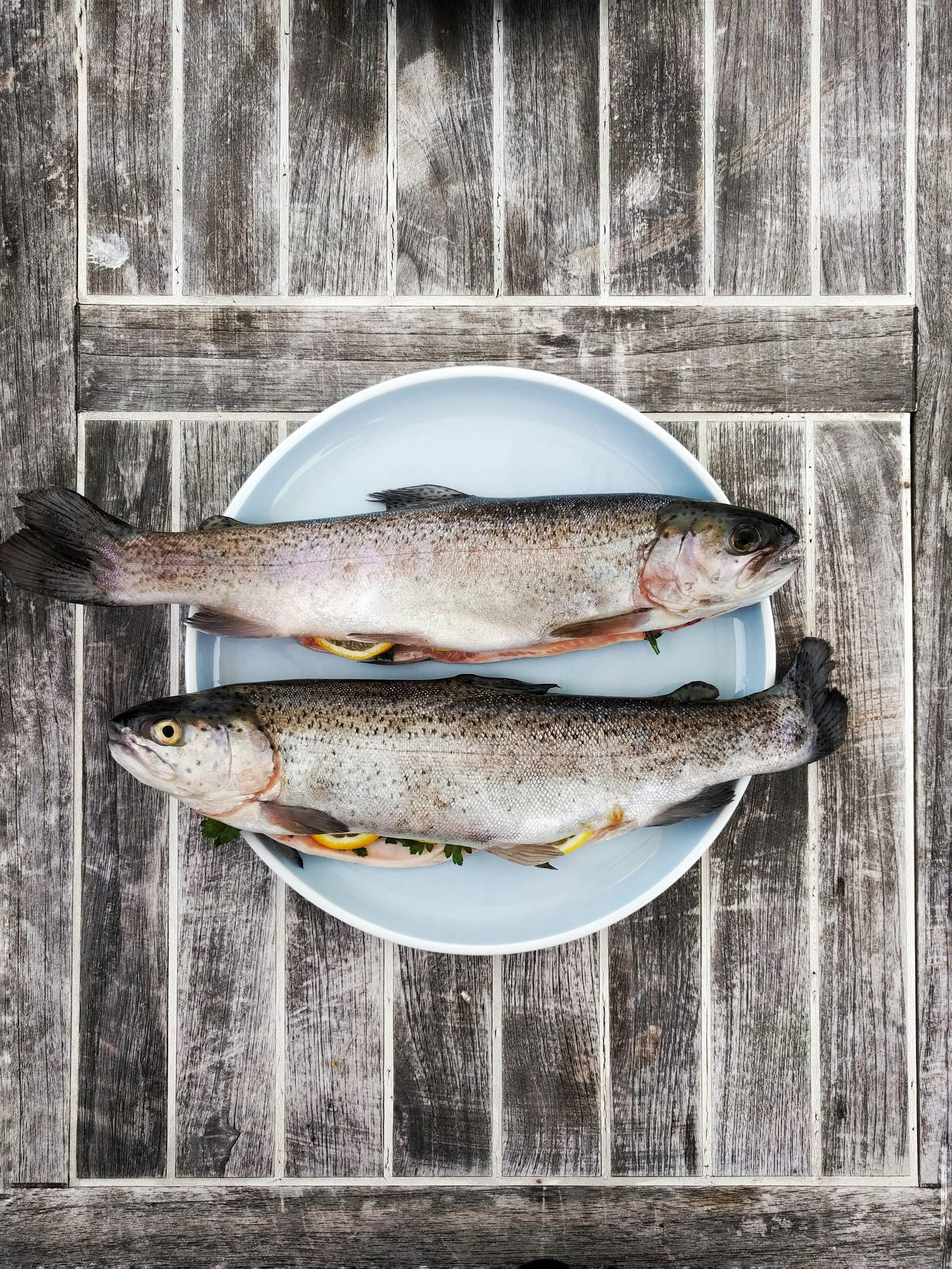 Cómo quitar las escamas del pescado sin dejar la cocina como un cristo