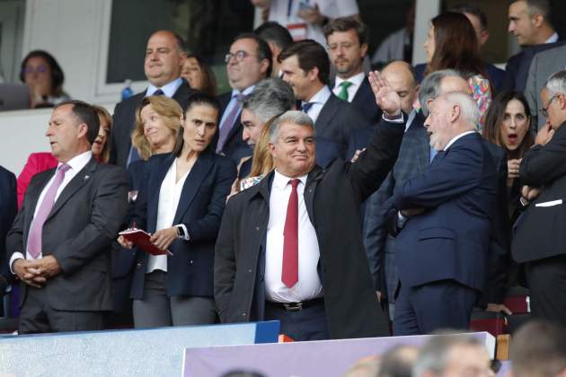 Joan Laporta saluda durant la final de la Copa de la Reina / Foto: EFE