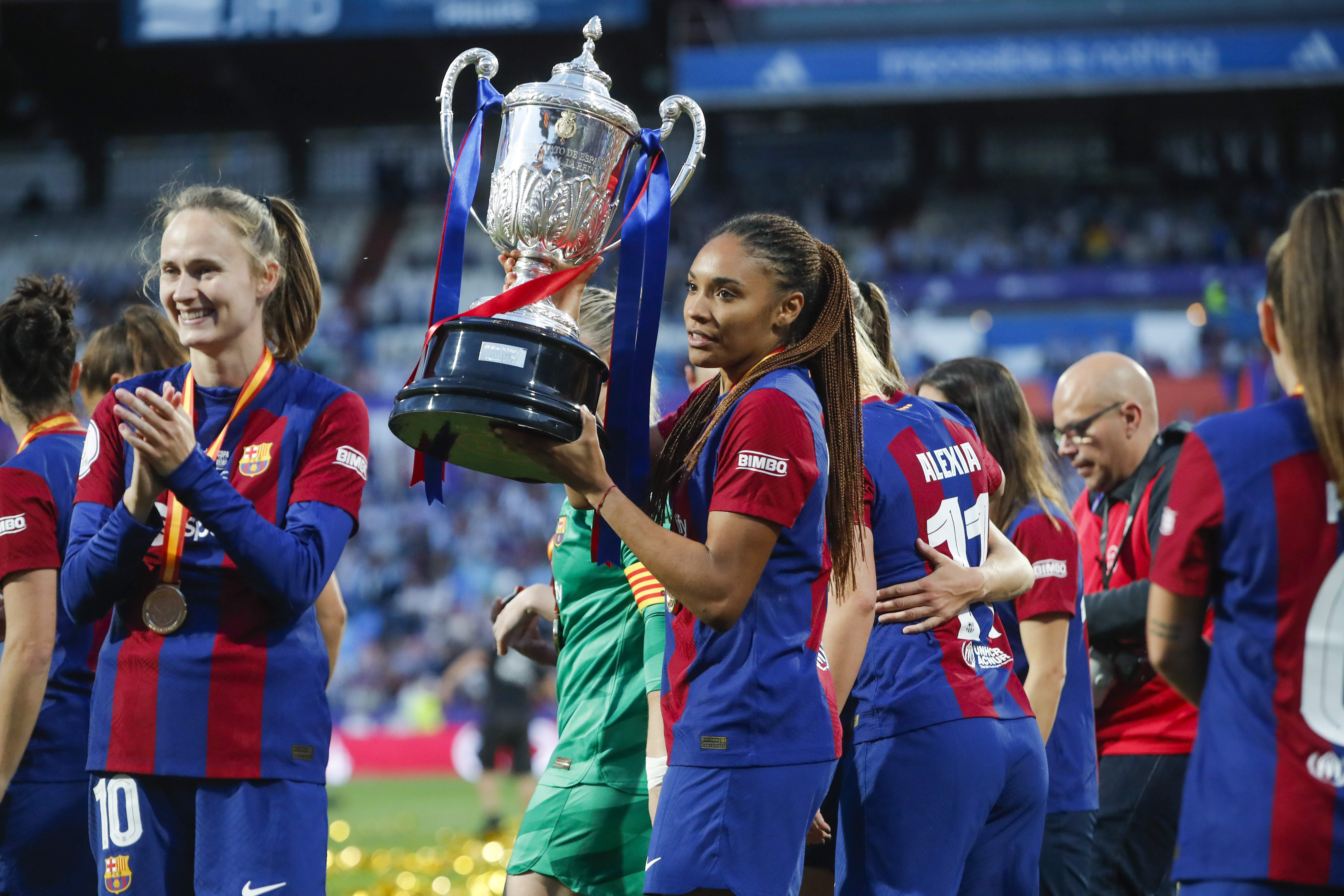Celebración por todo lo alto de las jugadoras del Barça, pensando ya en la gran final de la Champions