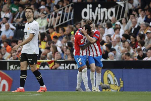 Savinho y Tsygankov celebran el gol del Girona EFE