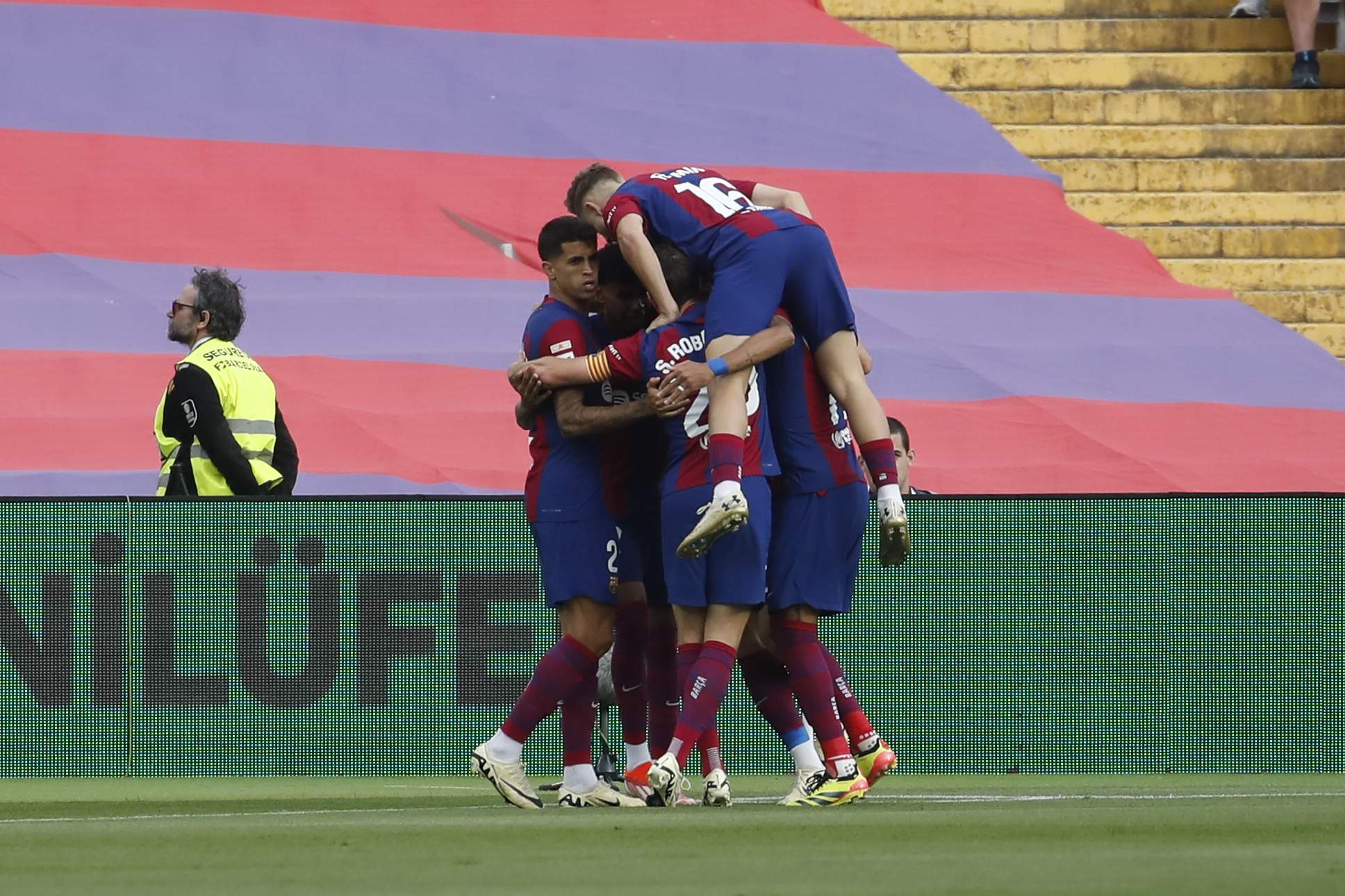 Un Barça intermitente vence al Rayo Vallecano (3-0) y sella la segunda plaza de la Liga