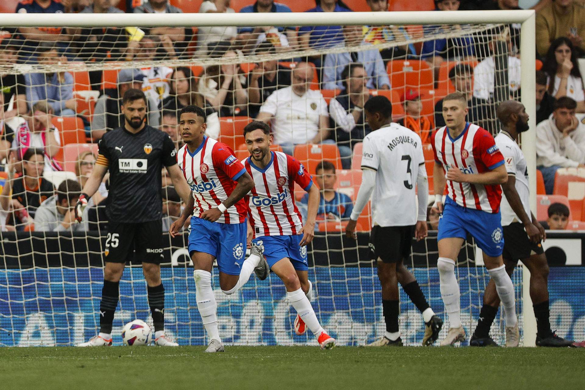 El Girona alarga su sueño goleando al Valencia (1-3) en un choque de realidades muy distintas