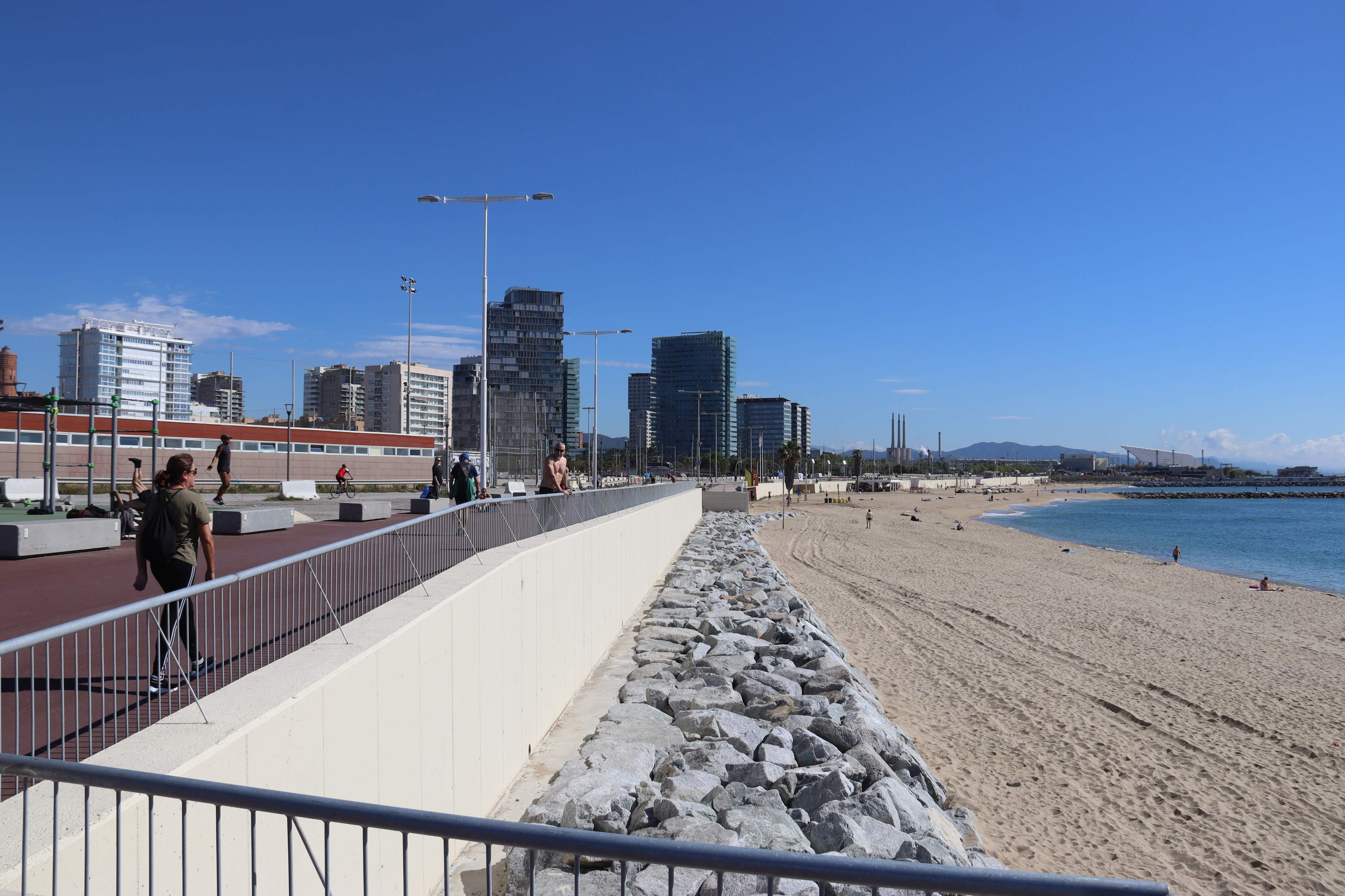 Reabre la playa de la Nova Mar Bella de Barcelona