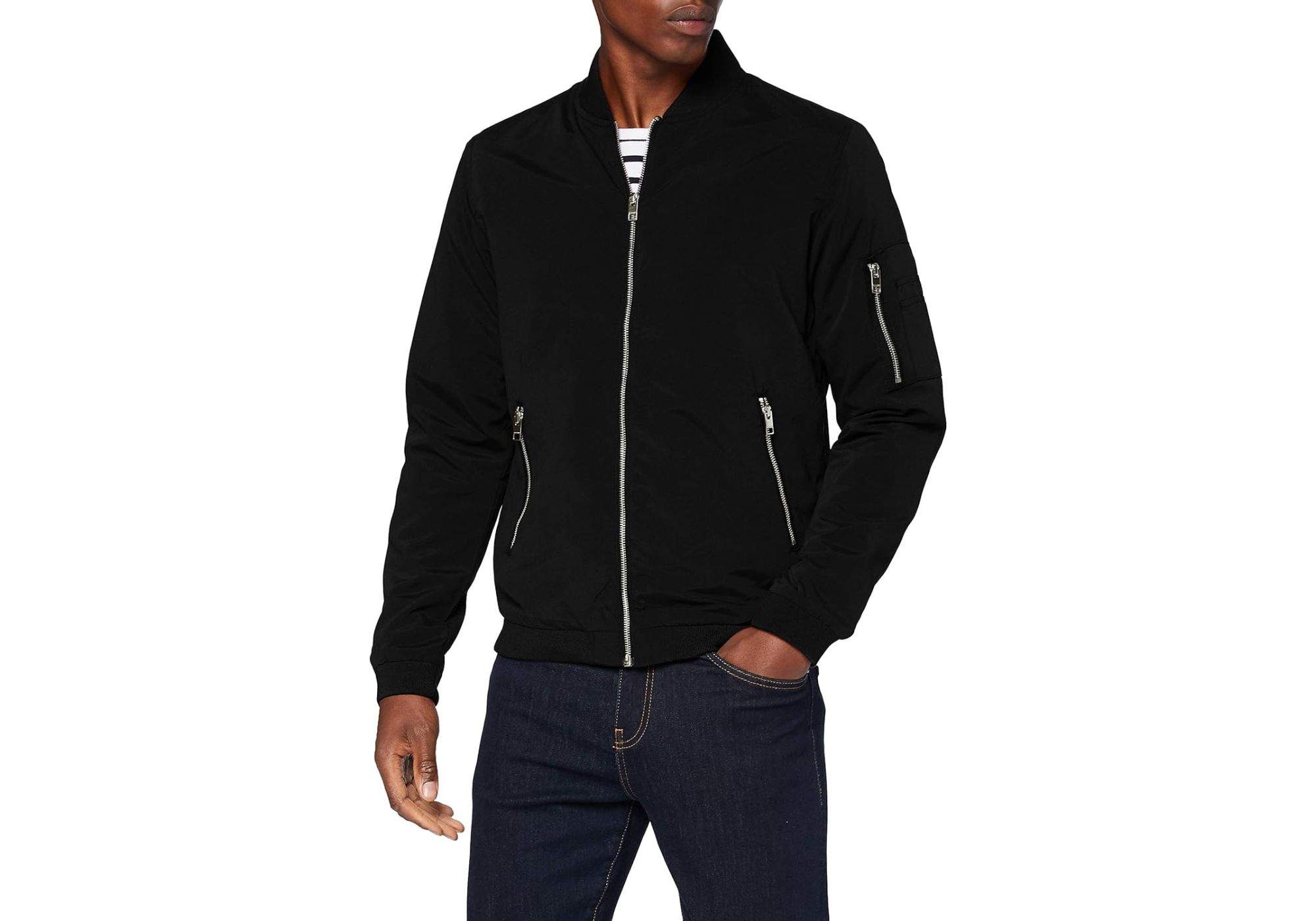 Nos encanta el look que te puedes montar con esta chaqueta bómber JACK & JONES por menos de 30€ en Amazon