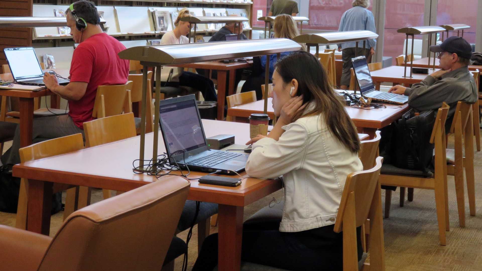 Biblioteques obertes dissabtes i diumenges a Barcelona per a la Selectivitat 2024