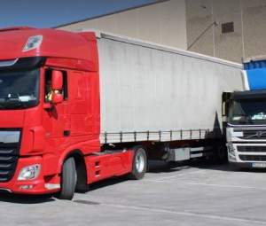 Camions carregant mercaderies en una plataforma logística. TDRJobs