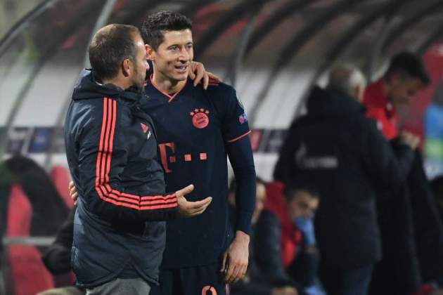 Hansi Flick i Robert Lewandowski durant un partit del Bayern de Munic|Munich / Foto: Europa Press