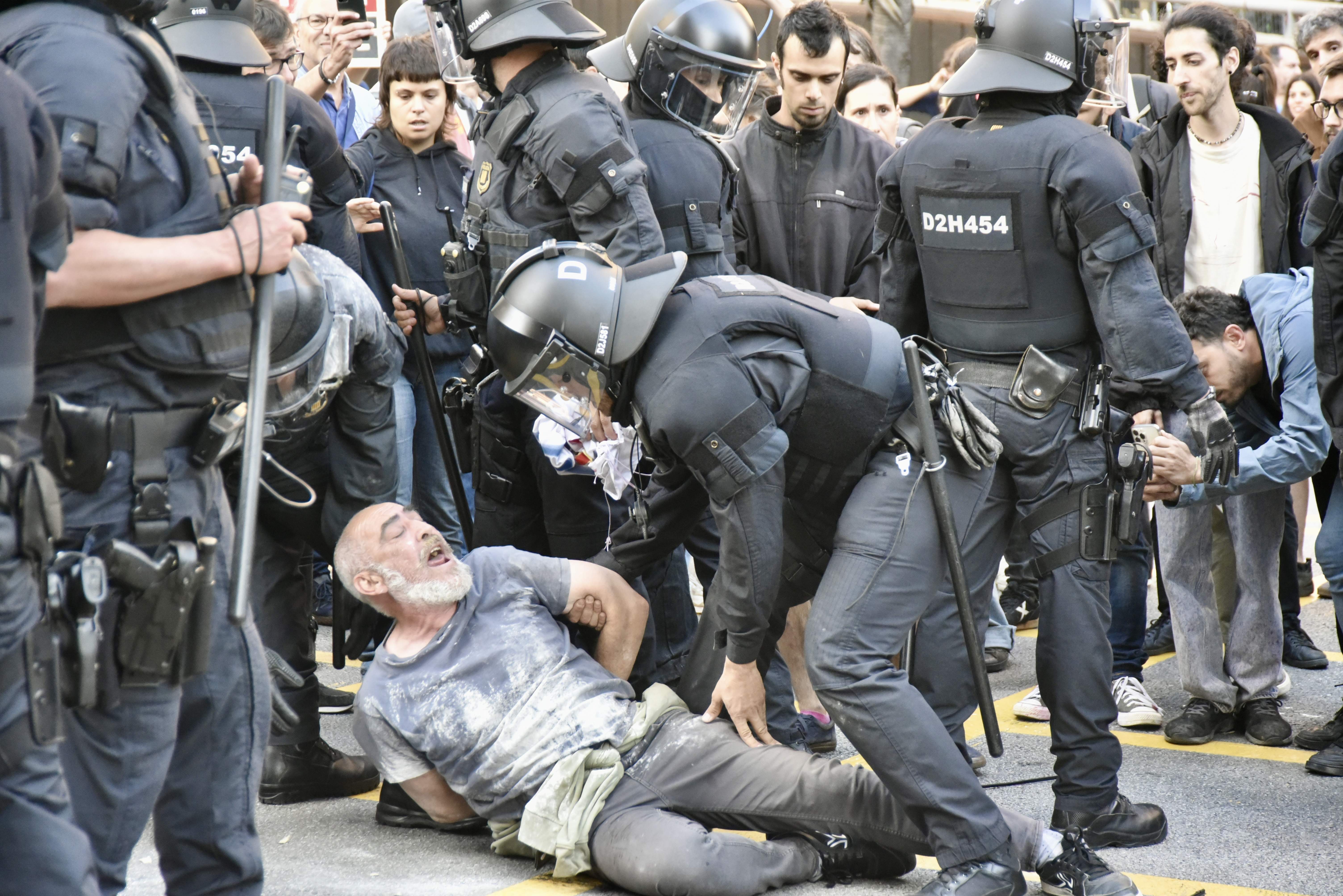 Cargas policiales en la protesta contra el desfile de Louis Vuitton en el Park Güell