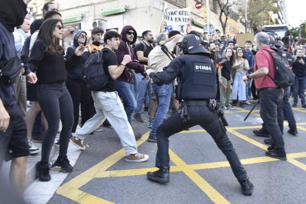 Cargas policiales Mossos protesta desfilada Louis Vuitton Park Guell / Europa Press