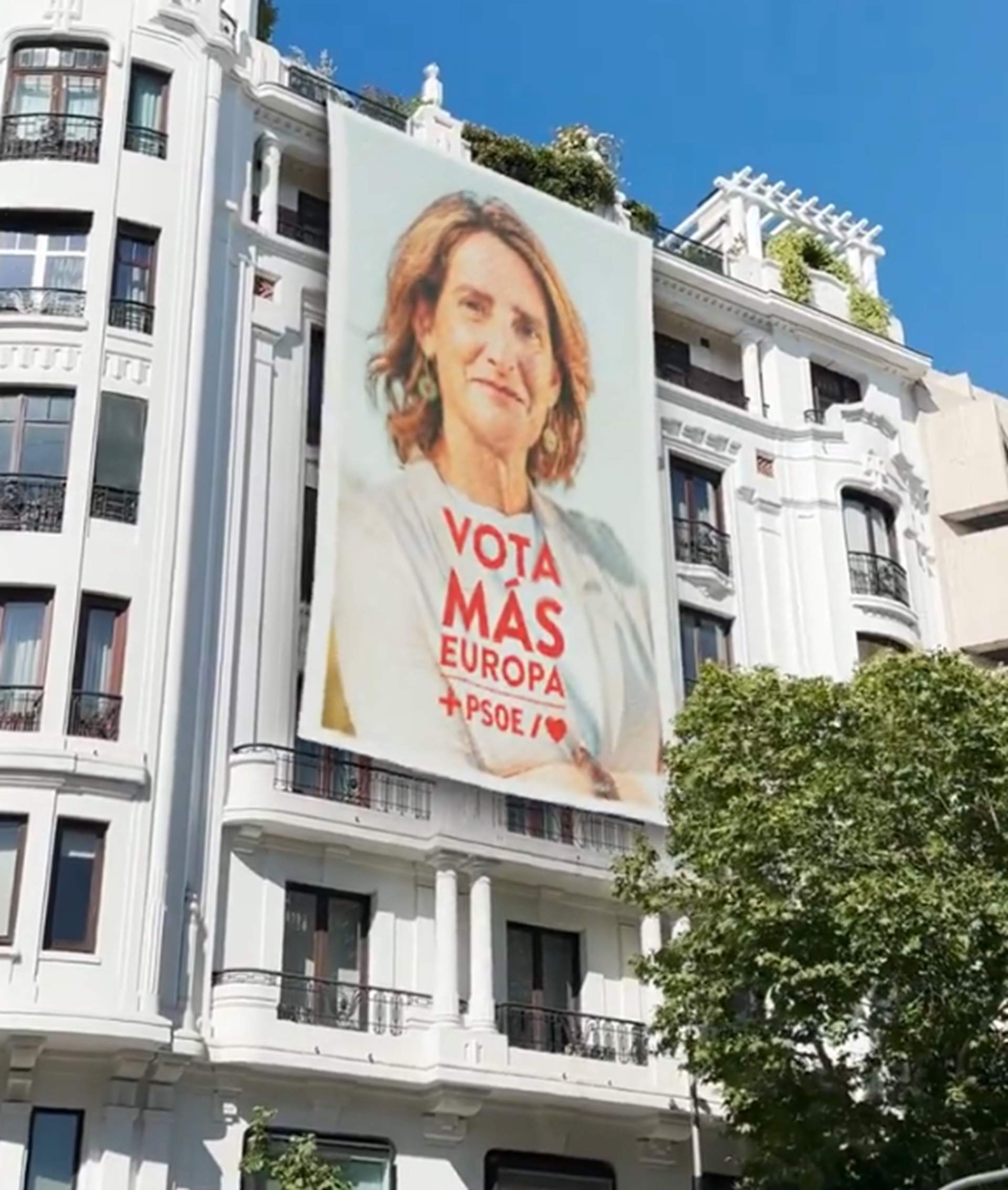 La lona fake del PSOE al carrer Génova: simulen penjar un cartell de Teresa Ribera a l'estil Joan Laporta