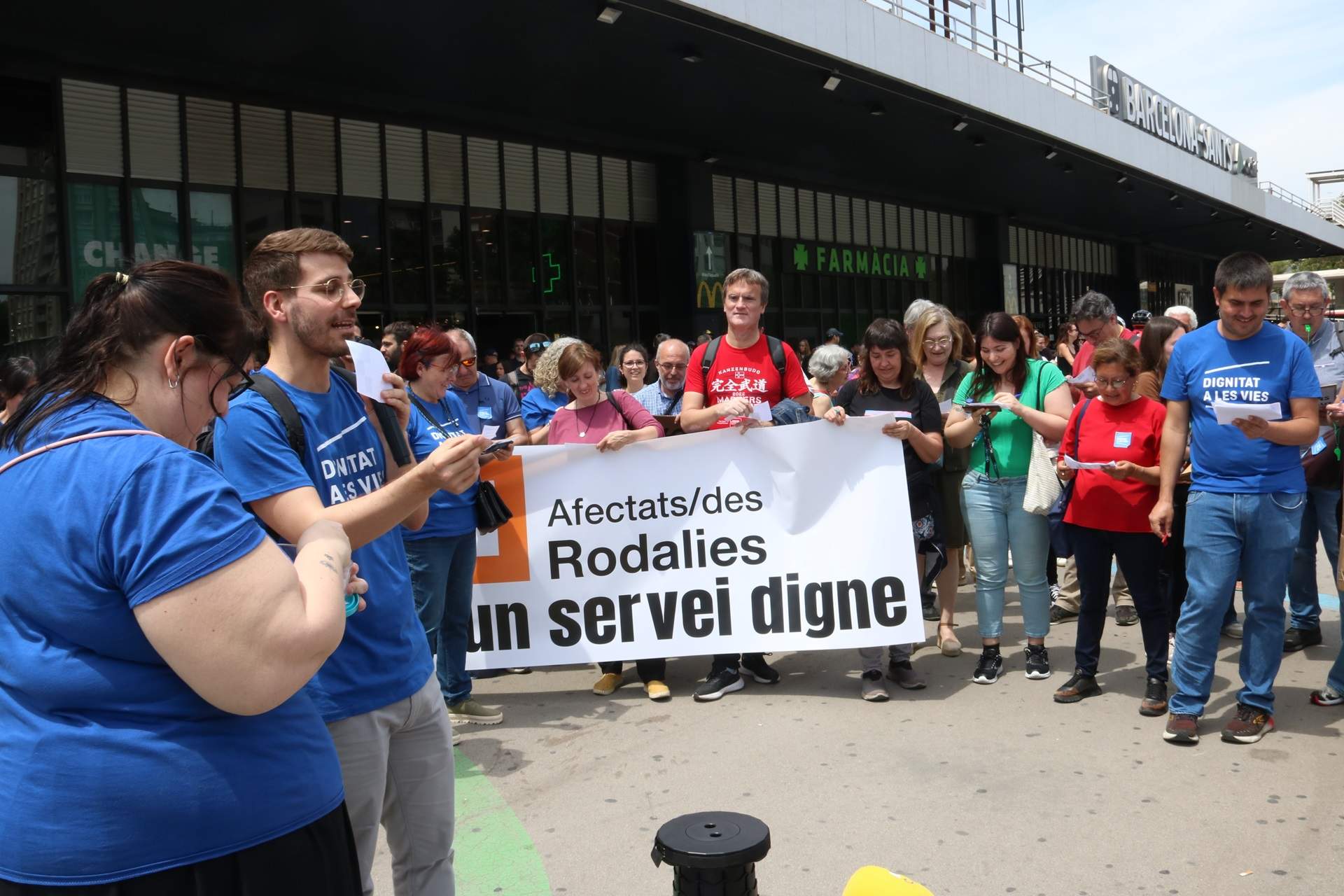 Protesta a l'estació de Sants contra el "maltractament" de Rodalies i per exigir "un servei digne"
