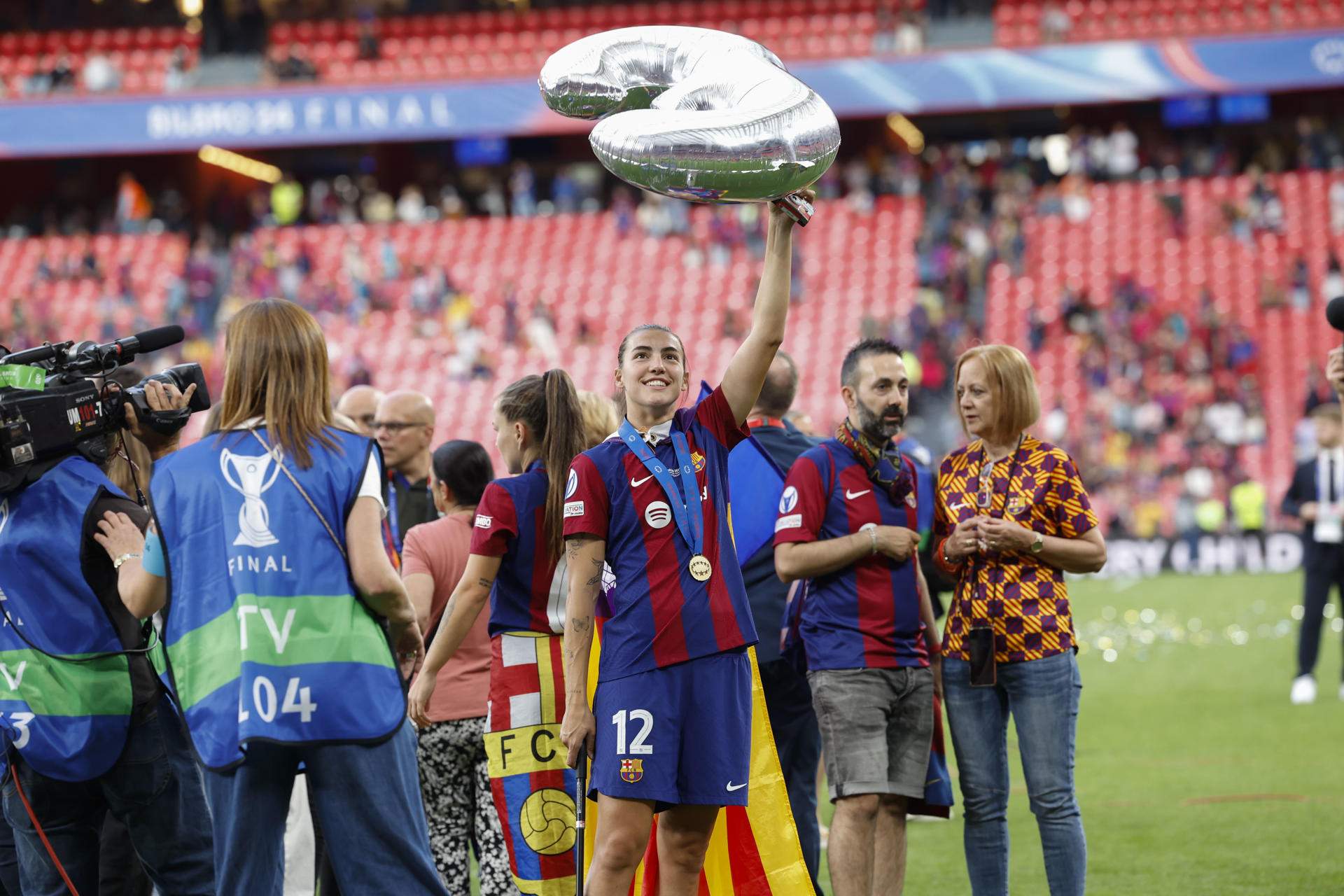 Júbilo del Barça femenino en San Mamés y celebración gloriosa con el orgullo de la afición culé
