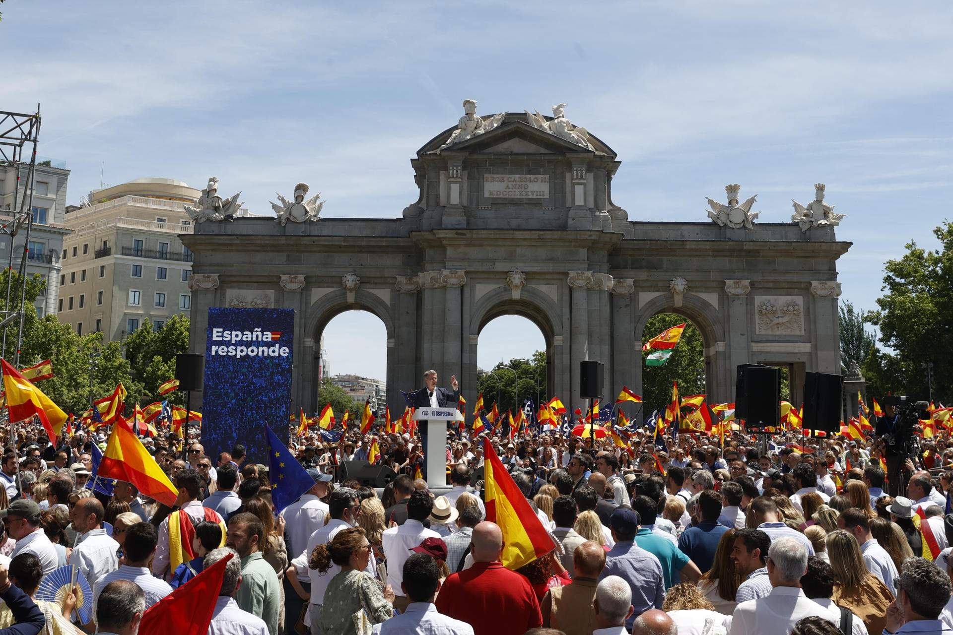 El PSOE y el PP se enzarzan sobre la asistencia a la concentración en la Puerta de Alcalá