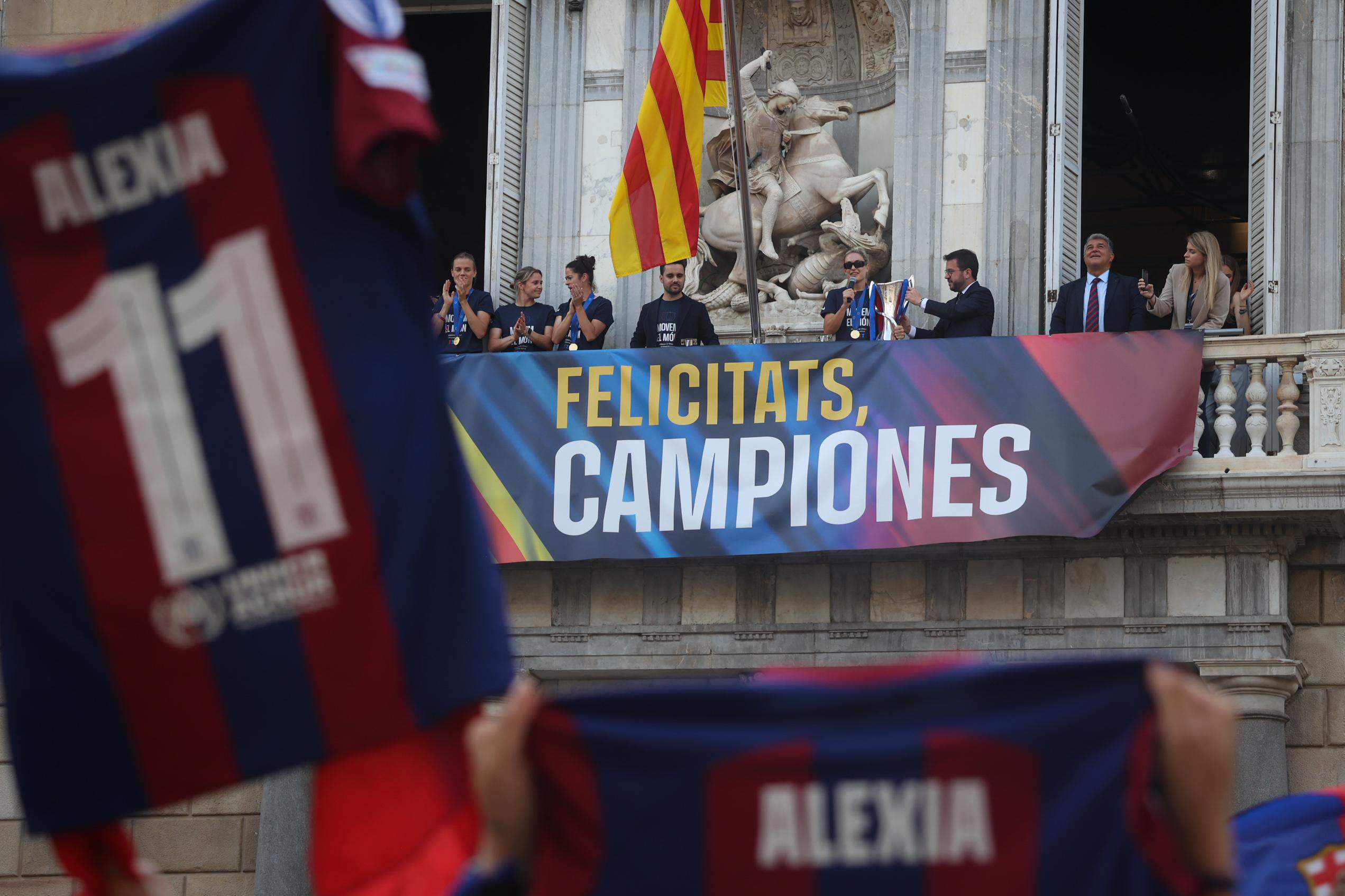 Las mejores imágenes del baño de masas del Barça femenino en Barcelona