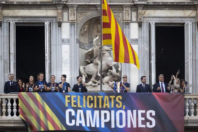 El Barça femení celebra els 4 títols al Palau de la Generalitat / Foto: Miquel Muñoez